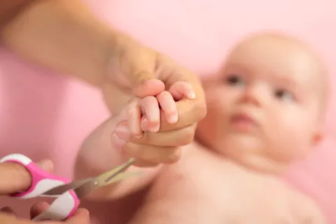 Nageltjes knippen bij een baby: zo doe je het veilig (en zonder stress)