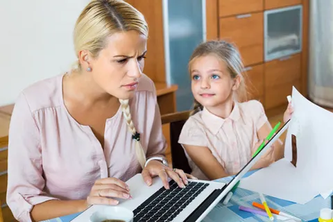 Thuiswerkmoeders: multitaskend tussen Zoom en zoete kleefhandjes