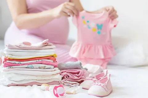 Wat heb je allemaal nodig aan babykleertjes in het begin?
