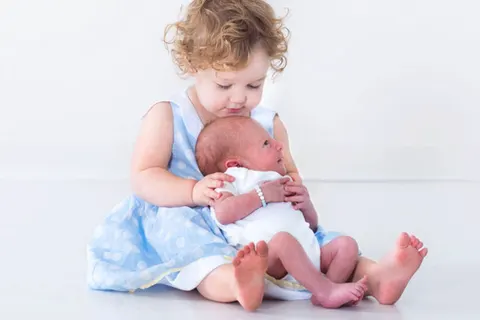 Je kind voorbereiden op de komst van een baby: hoe verdeel je de aandacht?