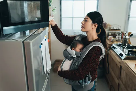 Is het gebruik van een magnetron voor het bereiden van babyvoeding gevaarlijk?