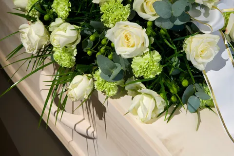 Zeg het met bloemen: De diepe betekenis van het rouwboeket
