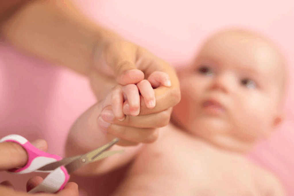 Nageltjes knippen bij een baby: zo doe je het veilig (en zonder stress)