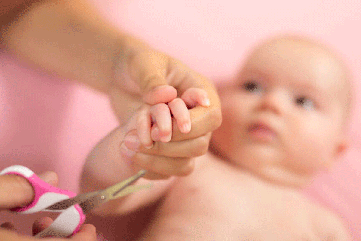 Nageltjes knippen bij een baby: zo doe je het veilig (en zonder stress)