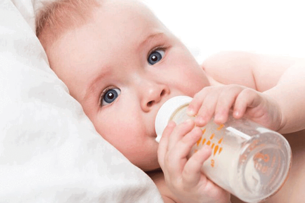 Het voedingsschema van je baby: wat heeft je kleintje wanneer nodig?