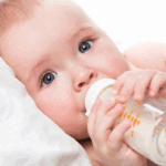 Het voedingsschema van je baby: wat heeft je kleintje wanneer nodig?