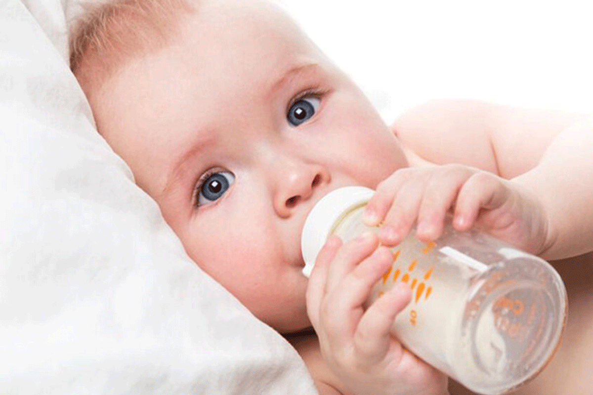 Het voedingsschema van je baby: wat heeft je kleintje wanneer nodig?