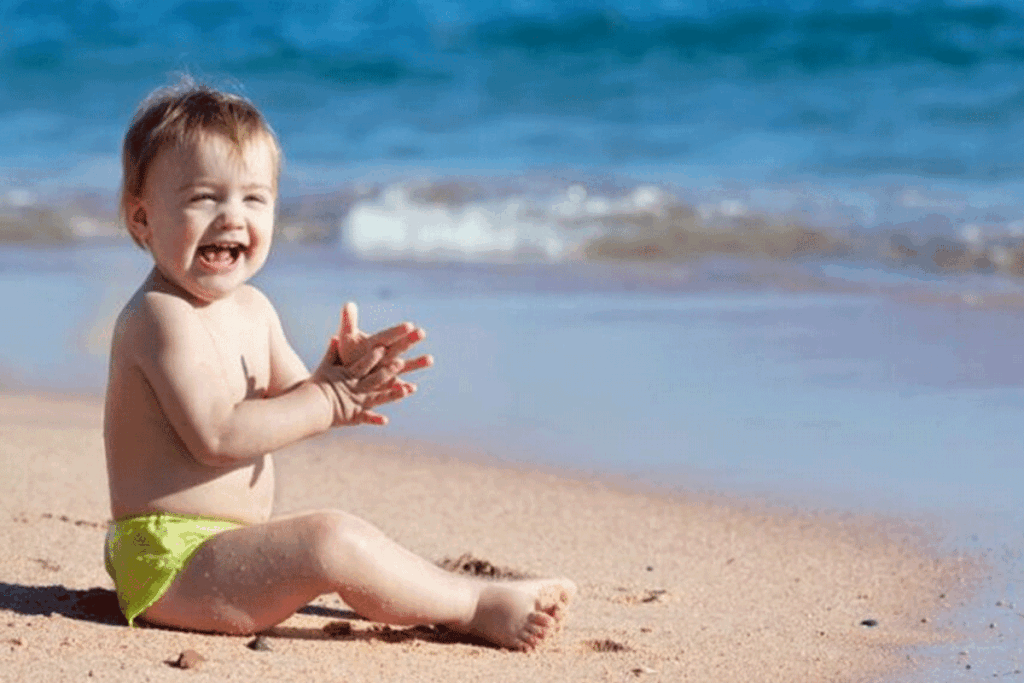 Zon en blije babyhuid in de zomer