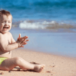 Zon en blije babyhuid in de zomer