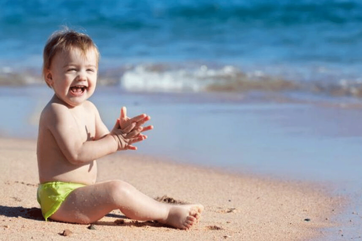 Zon en blije babyhuid in de zomer