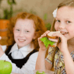 Overblijven op de basisschool: hoe werkt het, wat kost het en hoe voelt het voor jouw kind?