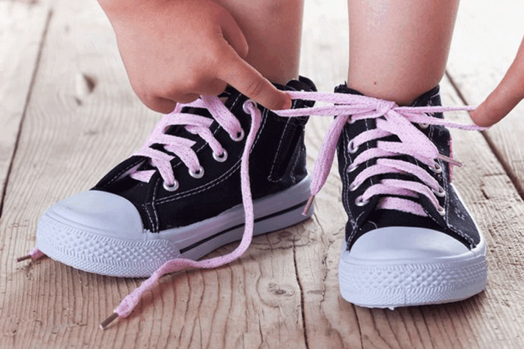 Veters strikken: zo leer je het je peuter op een speelse en ontspannen manier