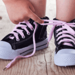 Veters strikken: zo leer je het je peuter op een speelse en ontspannen manier