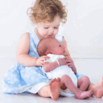 Je kind voorbereiden op de komst van een baby: hoe verdeel je de aandacht?