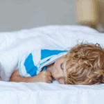 Bedplassen bij peuters en jonge kinderen: hoe ga je ermee om zonder druk of schaamte?