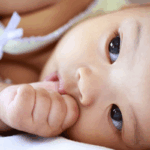 Hoe schadelijk is duimzuigen eigenlijk bij jonge kinderen?