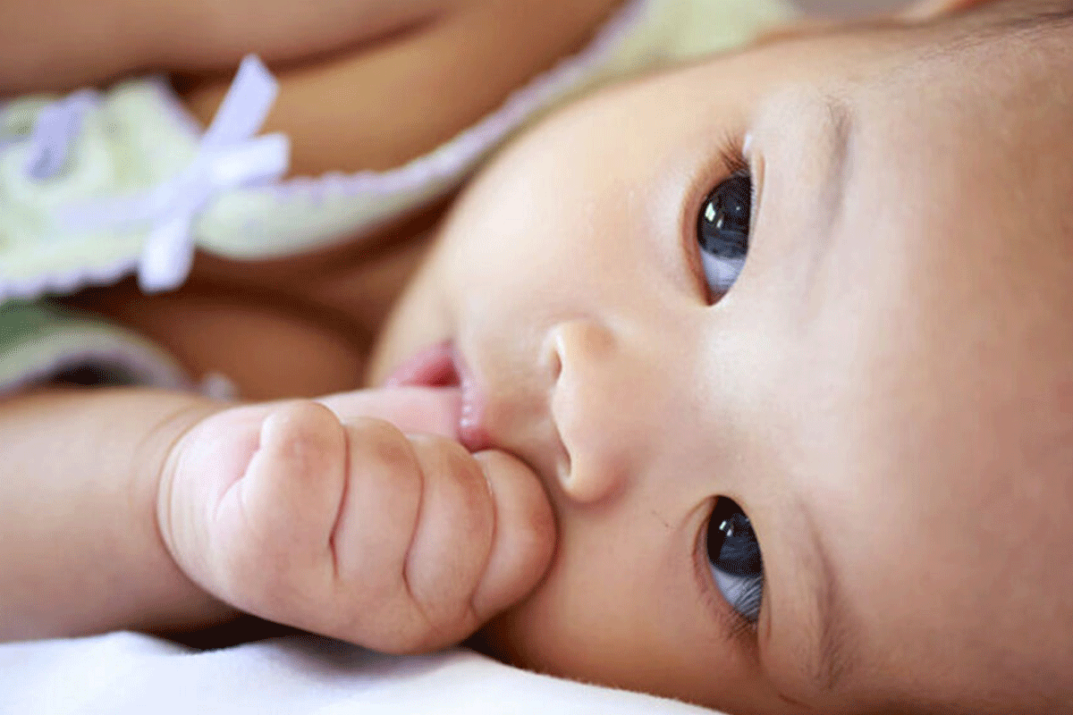 Hoe schadelijk is duimzuigen eigenlijk bij jonge kinderen?