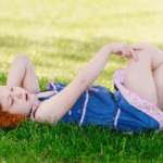 Friemelen aan de geslachtsdelen bij jonge kinderen: wat betekent het en hoe ga je ermee om?