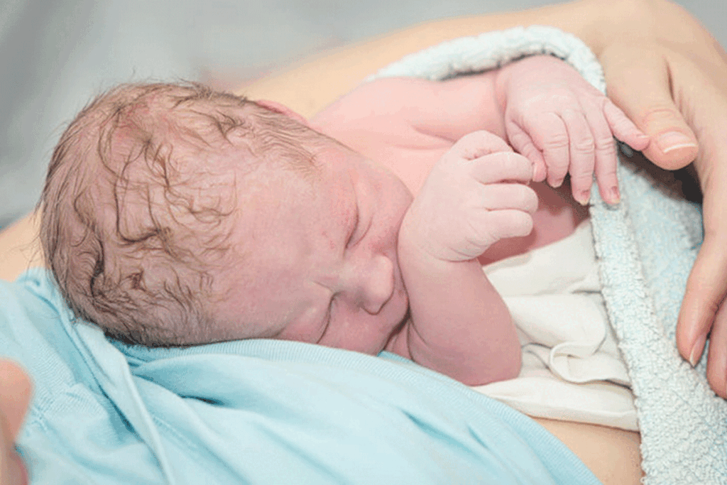 Vloeien na een bevalling: wat is normaal en wanneer trek je aan de bel?