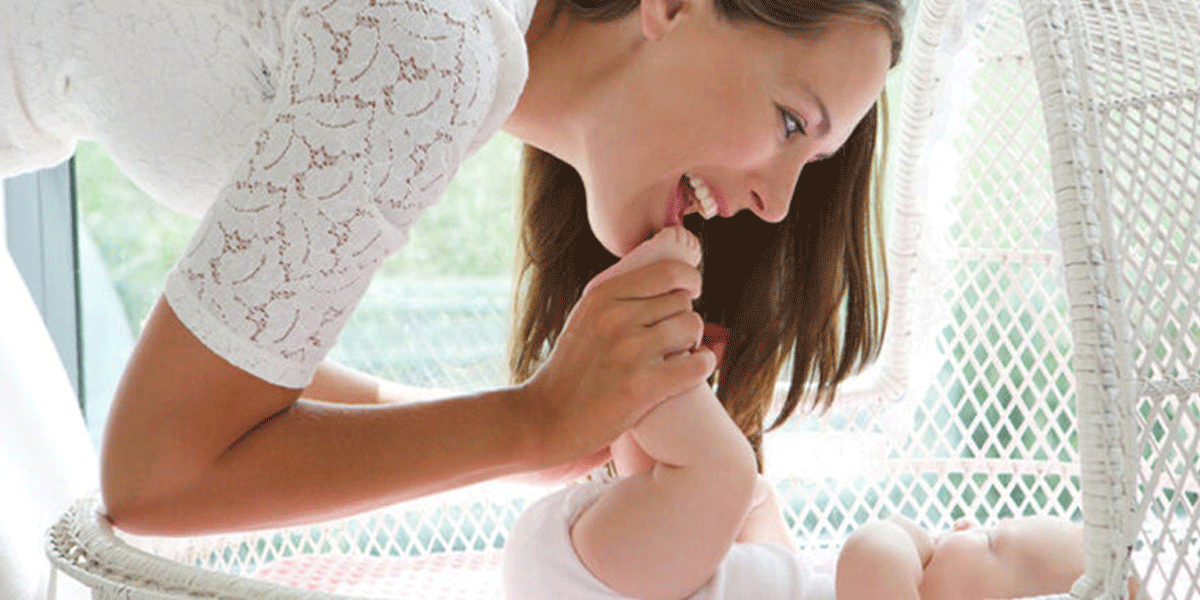 Knuffelen of laten huilen? Over opvoedadviezen die elkaar tegenspreken
