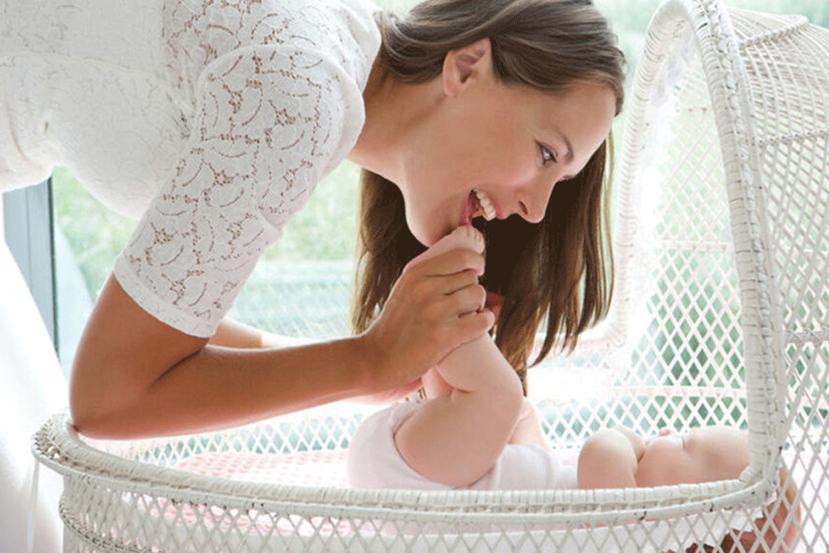 Knuffelen of laten huilen? Over opvoedadviezen die elkaar tegenspreken